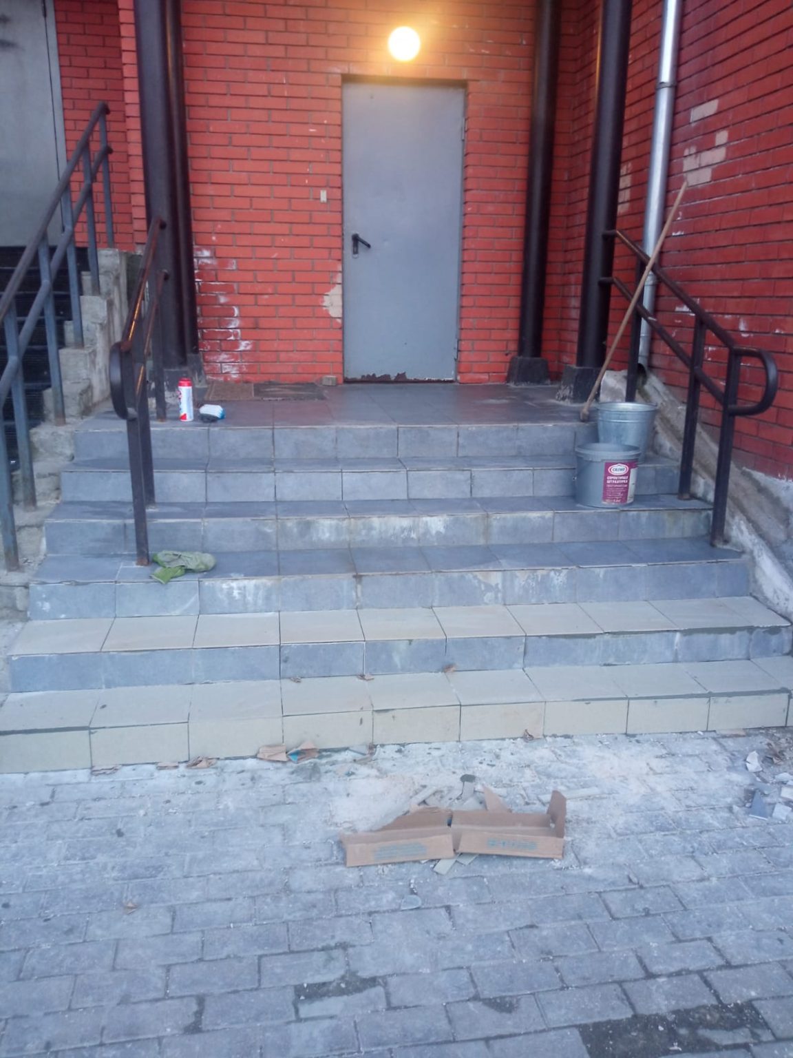 Входная группа в многоквартирном доме. Входная группа в подъезд. Ладожская 33 пенза. Крыльцо многоквартирного дома. Входные группы многоквартирных жилых домов.