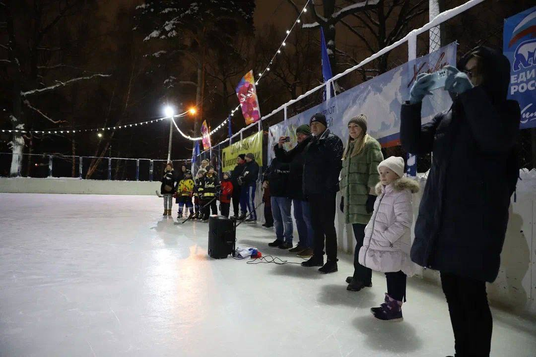 Каток в оренбурге с прокатом коньков. Каток Химки. Каток парк Толстого Химки. Каток парк дня Победы. Каток коньки.